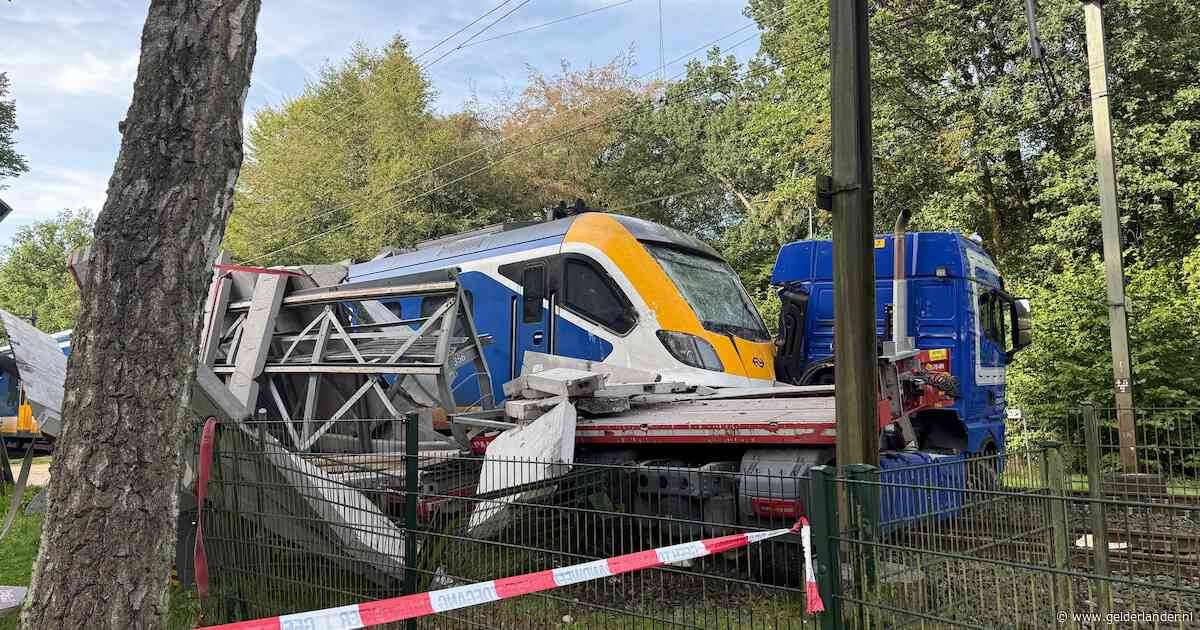 Trein botst op vrachtwagen met betonplaten: enorme ravage op spoor in Ermelo