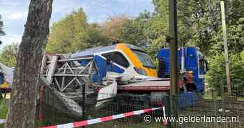 Trein botst op vrachtwagen met betonplaten: enorme ravage op spoor in Ermelo