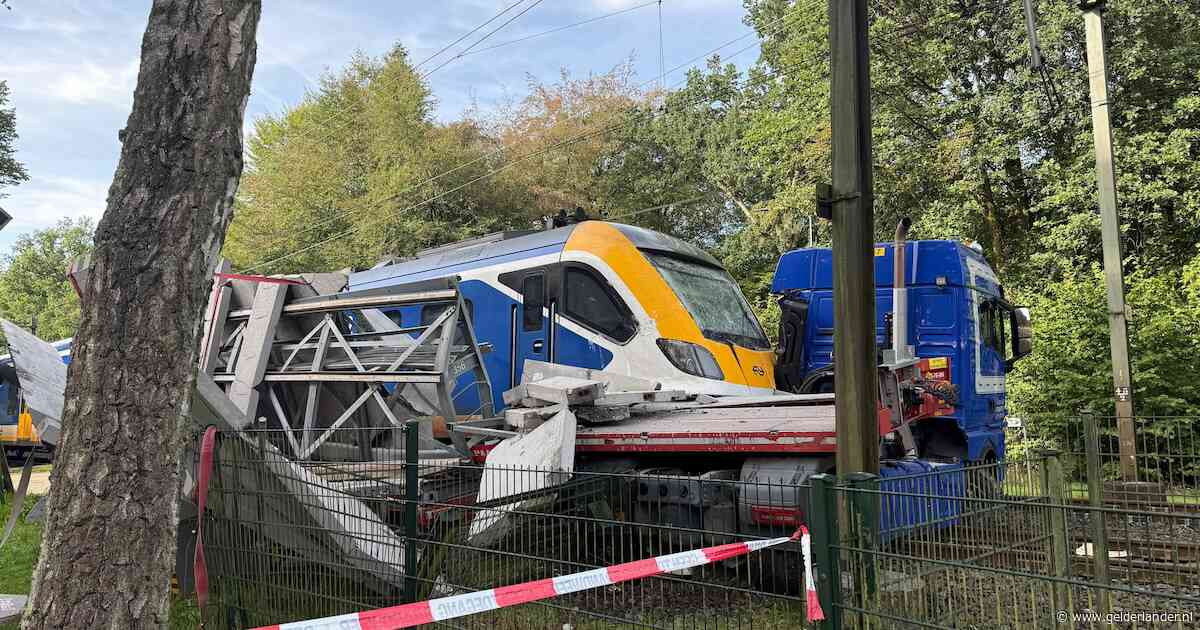 Trein ramt vrachtauto met betonplaten: enorme ravage op spoor in Ermelo