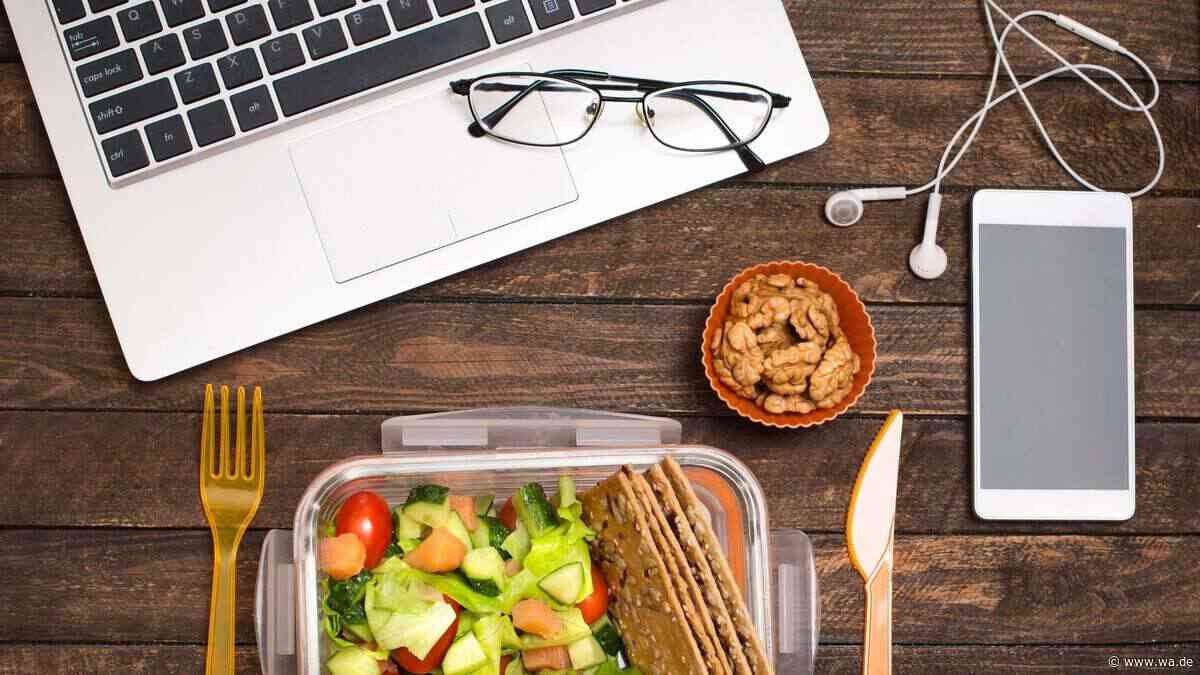 Mittagspause, aber richtig: Wie Sie sich auch im Büro gesund ernähren