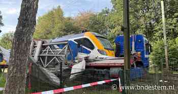 Trein botst op vrachtwagen met betonplaten: enorme ravage op spoor in Ermelo