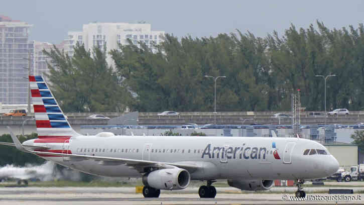 “Una passeggera si è spogliata completamente ed è stata vista dagli altri toccarsi in modo indecente”: l’incidente sull’aereo e l’azione degli assistenti di volo