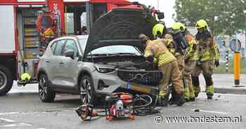 Auto en busje flink beschadigd na botsing op kruising in Breda