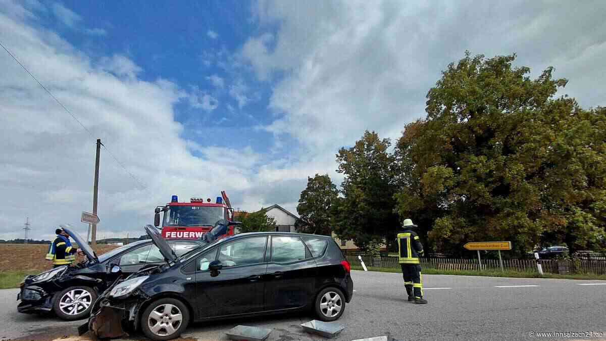 Vollsperrung der B299 bei Niedertaufkirchen: Frontalzusammenstoß zweier Autos