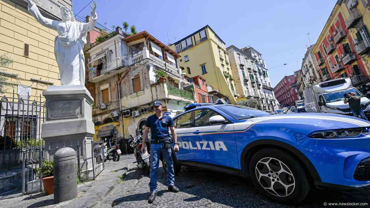 Nederlander (36) steelt drank in Italië en valt winkelier met stoel aan als die hem wil stoppen: ’Ik sla je dood!’