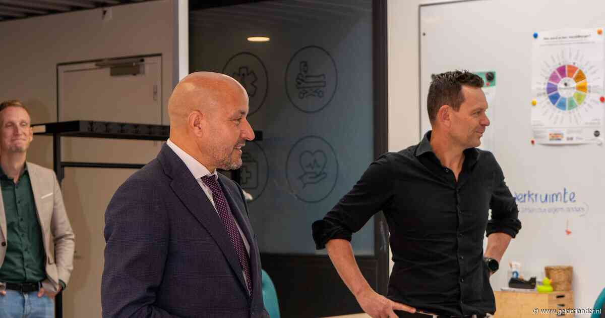 Burgemeester van Arnhem bezoekt Leerpark Arnhem en Kentalis voor inclusief onderwijs