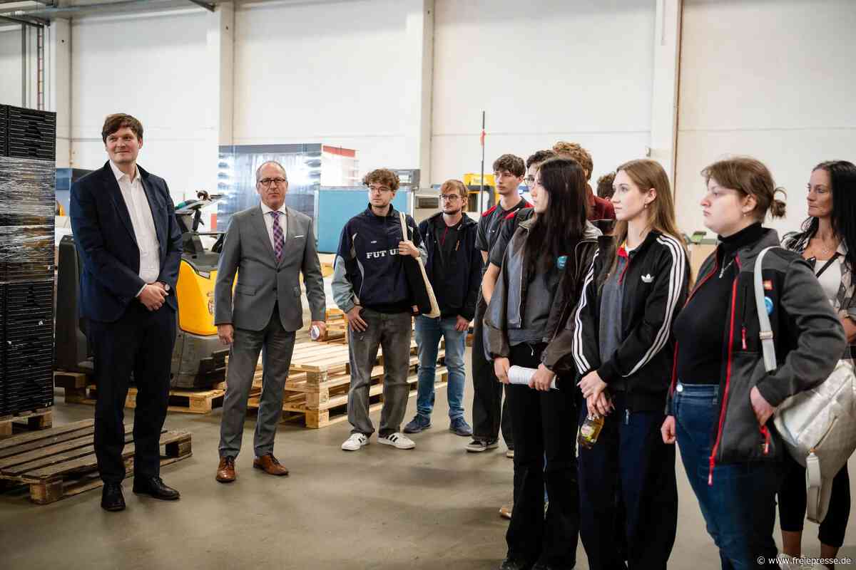 Minister Clemens besucht Zentrallager in Rossau