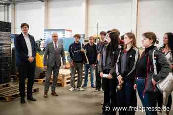 Minister Clemens besucht Zentrallager in Rossau