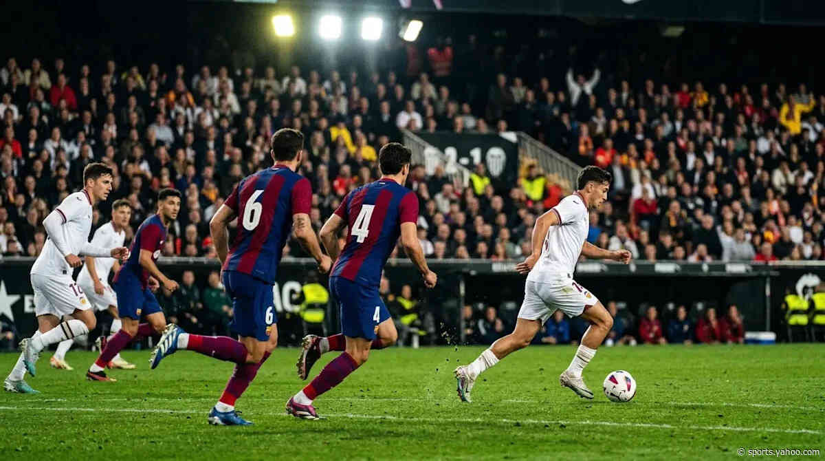 Barcelona hold off Levante fightback to stay three points clear
