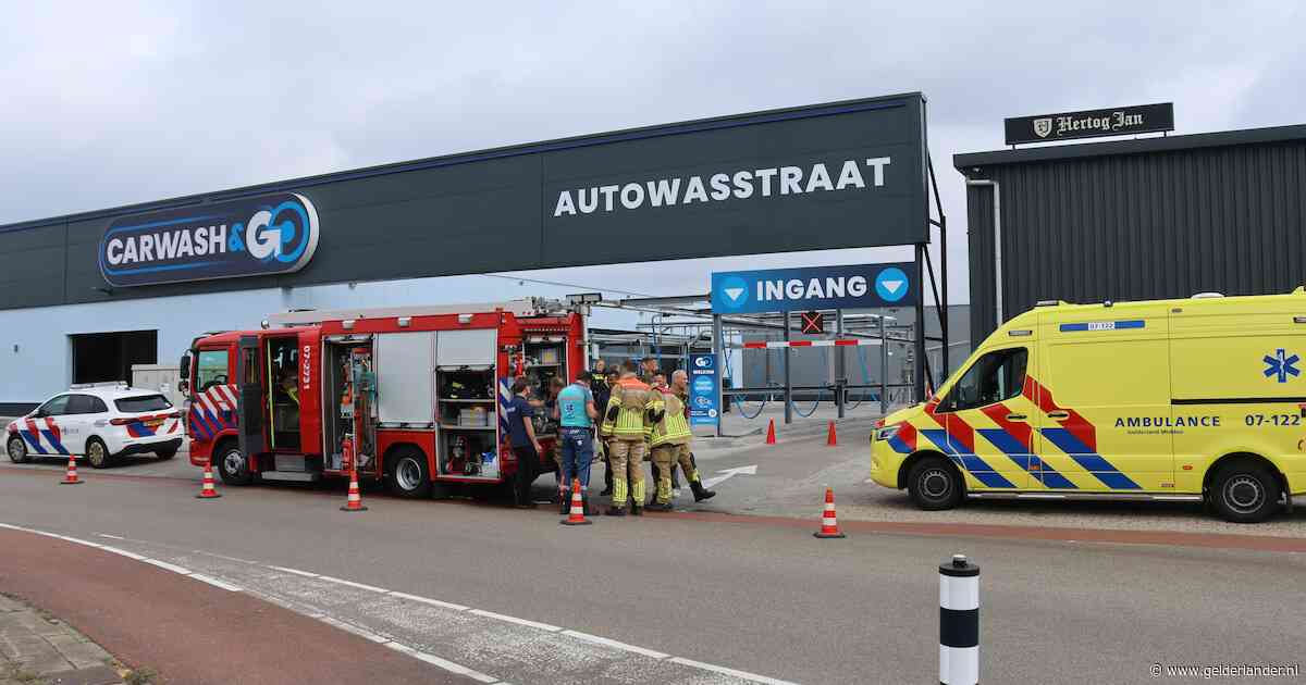 Meerdere werknemers gewond door onbekende stof bij carwash in Ede