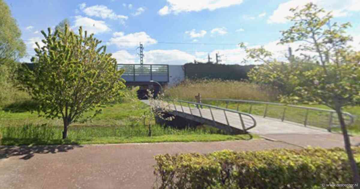 Jongen onder spoorbrug bij Lelystad gedwongen te pinnen, verdachten zouden ook zijn vriend hebben geslagen