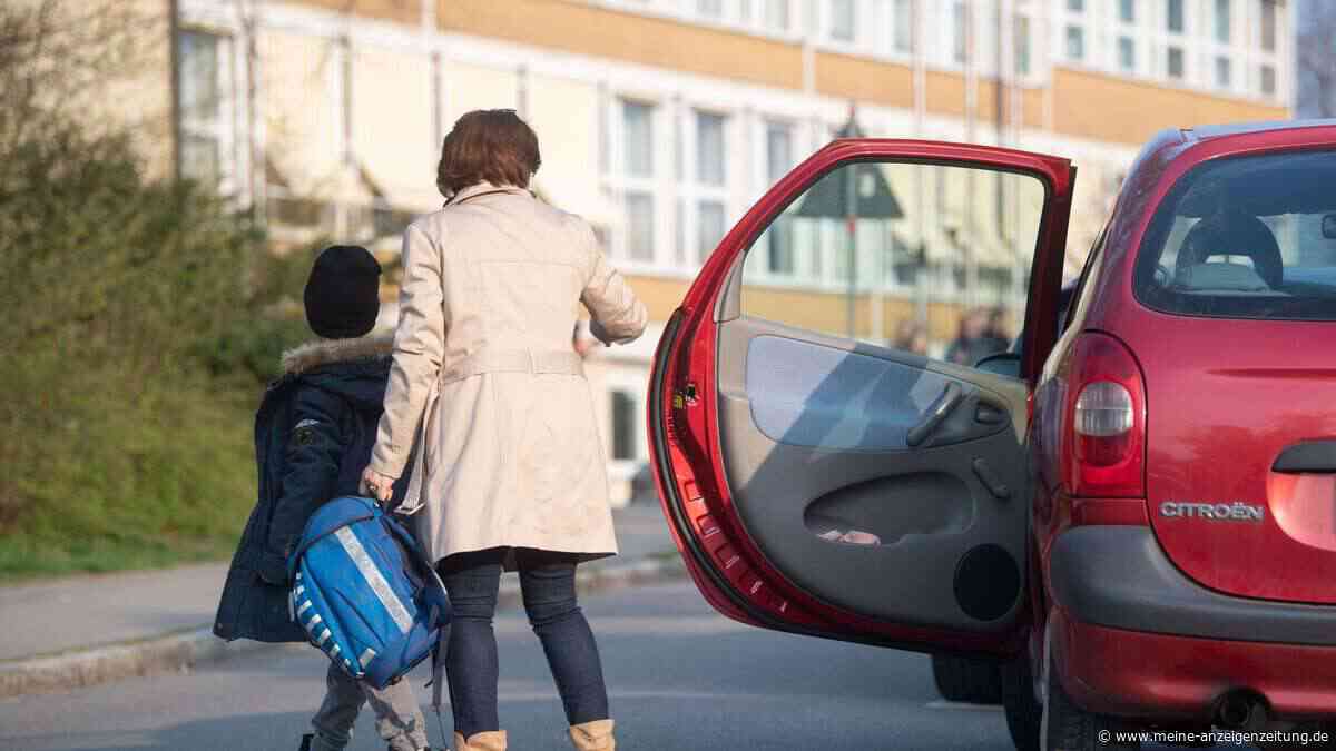 Elterntaxis gefährden Kinder: Moosburg verteilt Flyer an Grundschule