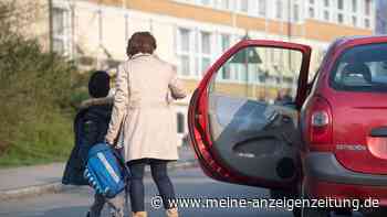 Elterntaxis gefährden Kinder: Moosburg verteilt Flyer an Grundschule
