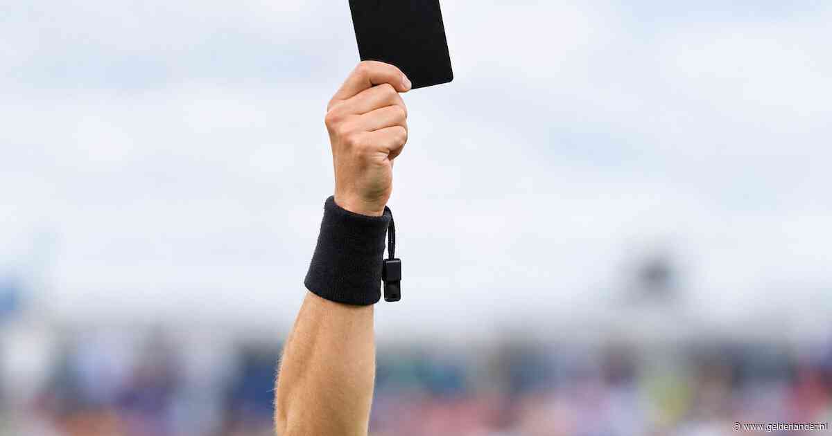 Niet geel of rood, maar zwarte kaart: Roemeense voetbalbond introduceert nieuwe regel in jeugdvoetbal
