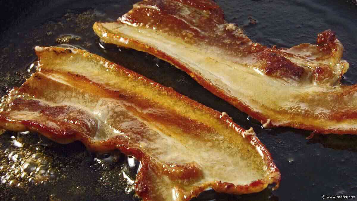 Bacon immer perfekt knusprig braten: Diese eine Zutat macht den Unterschied