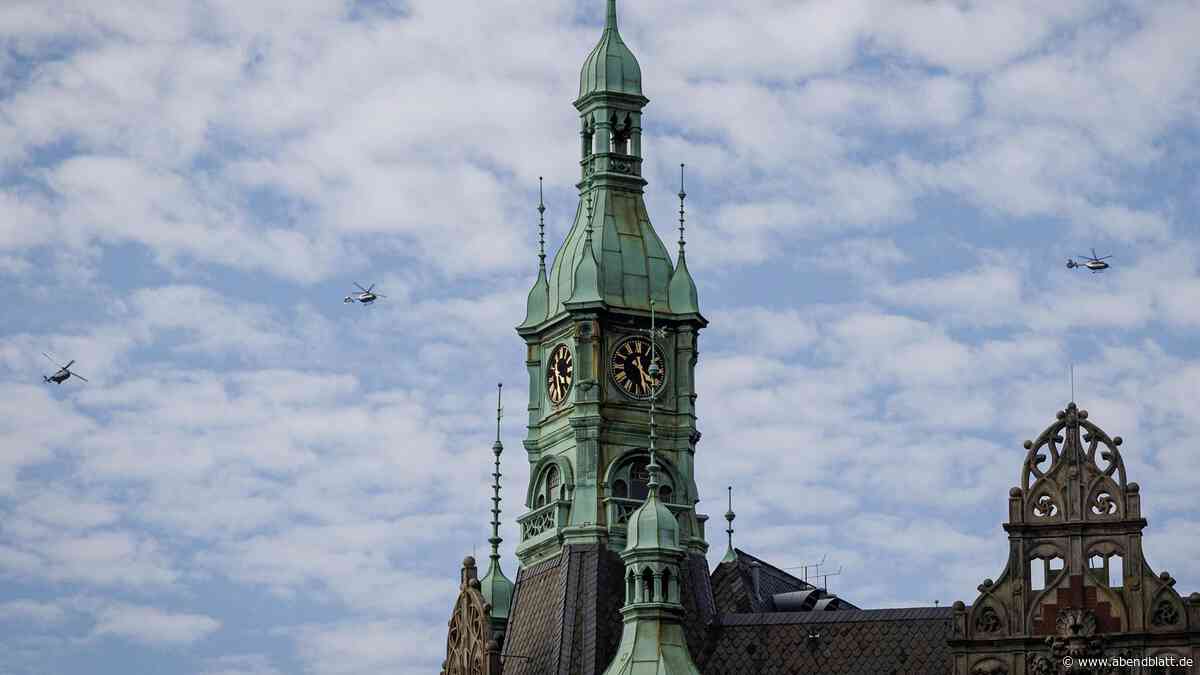 Seltenes Schauspiel: Warum zwölf Polizeihubschrauber über Hamburg fliegen