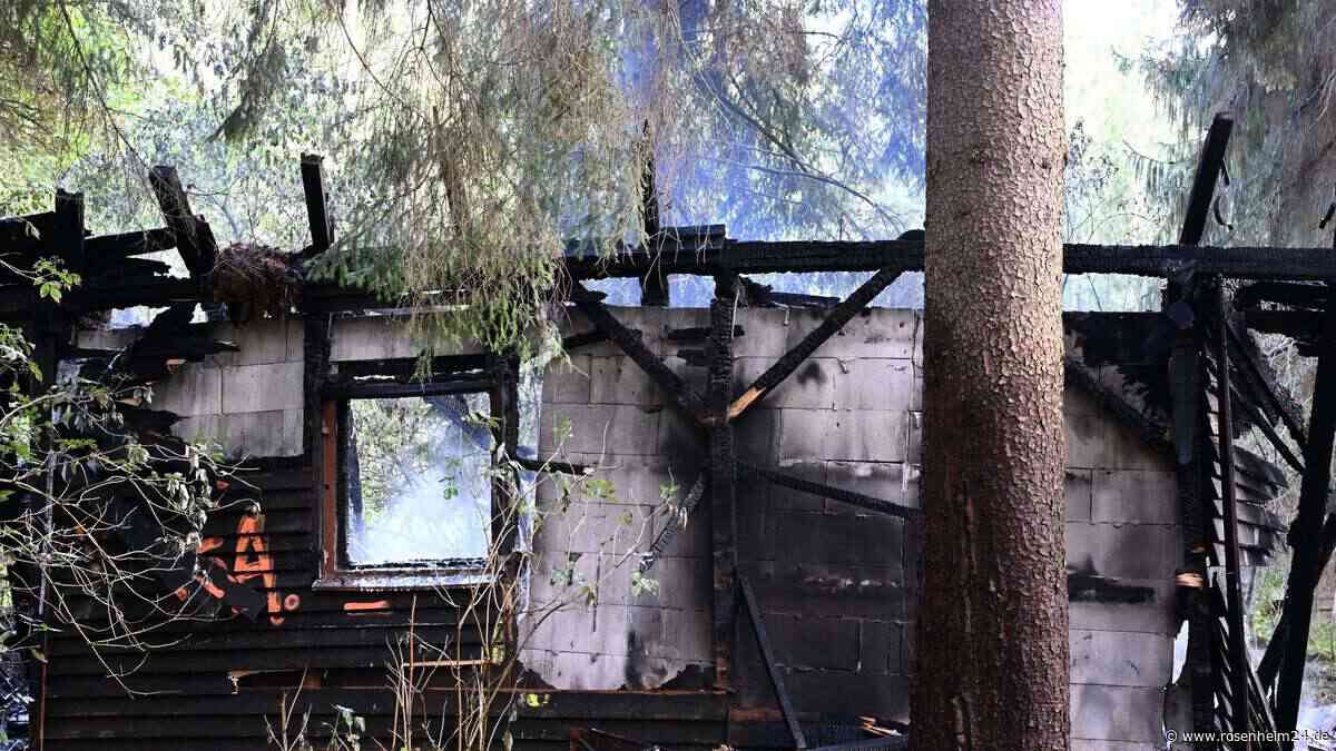 Einsatz im Wald: Hütte in der Aiblinger Au steht lichterloh in Flammen