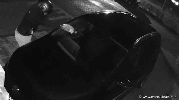 Man steekt auto met vloeistof in brand en vlucht in andere auto