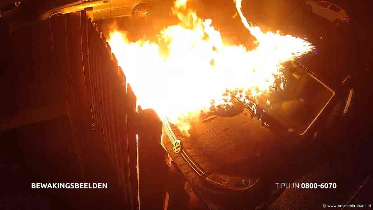 Man giet twee flessen met vloeistof over auto heen en steekt deze in brand