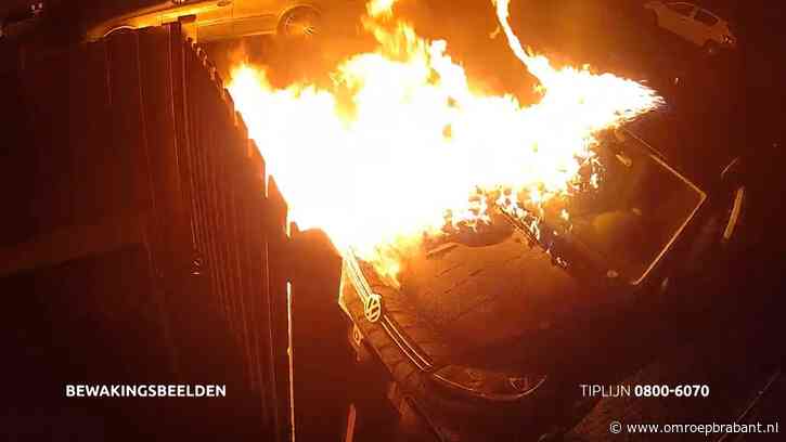 Man giet twee flessen met vloeistof over auto heen en steekt deze in brand