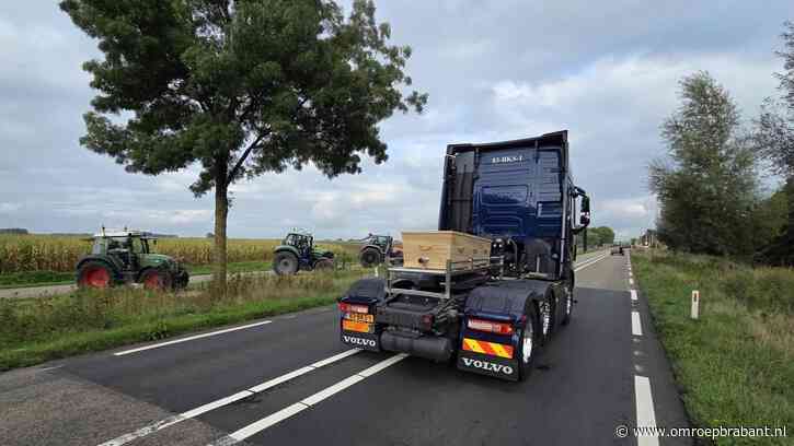 Vrachtwagens en tractoren bewijzen laatste eer aan Cees Stuij uit Dussen