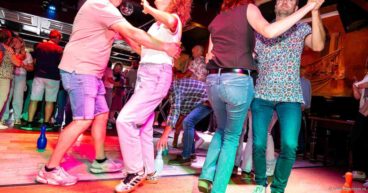 Nieuw-Vossemeer danst op maandagochtend: ‘We beginnen de dag met koffie en gaan dan over op bier’