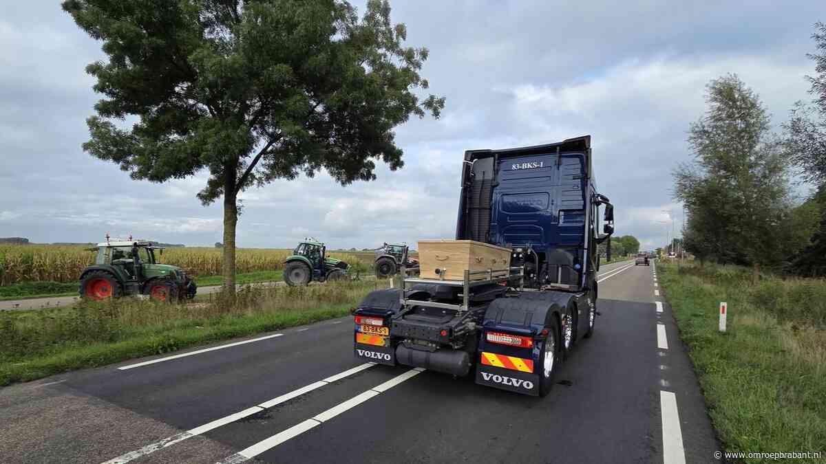 Vrachtwagens en tractoren bewijzen laatste eer aan Cees Stuij uit Dussen