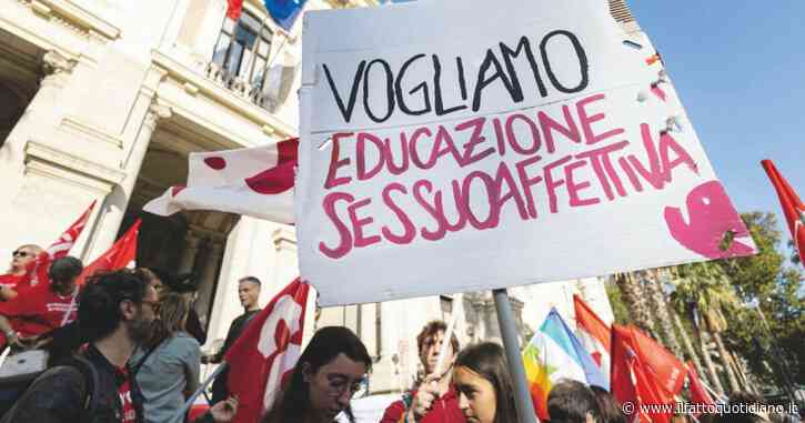 Referendum educazione affettiva nelle scuole, superate le 500mila firme per abrogare il ddl Valditara