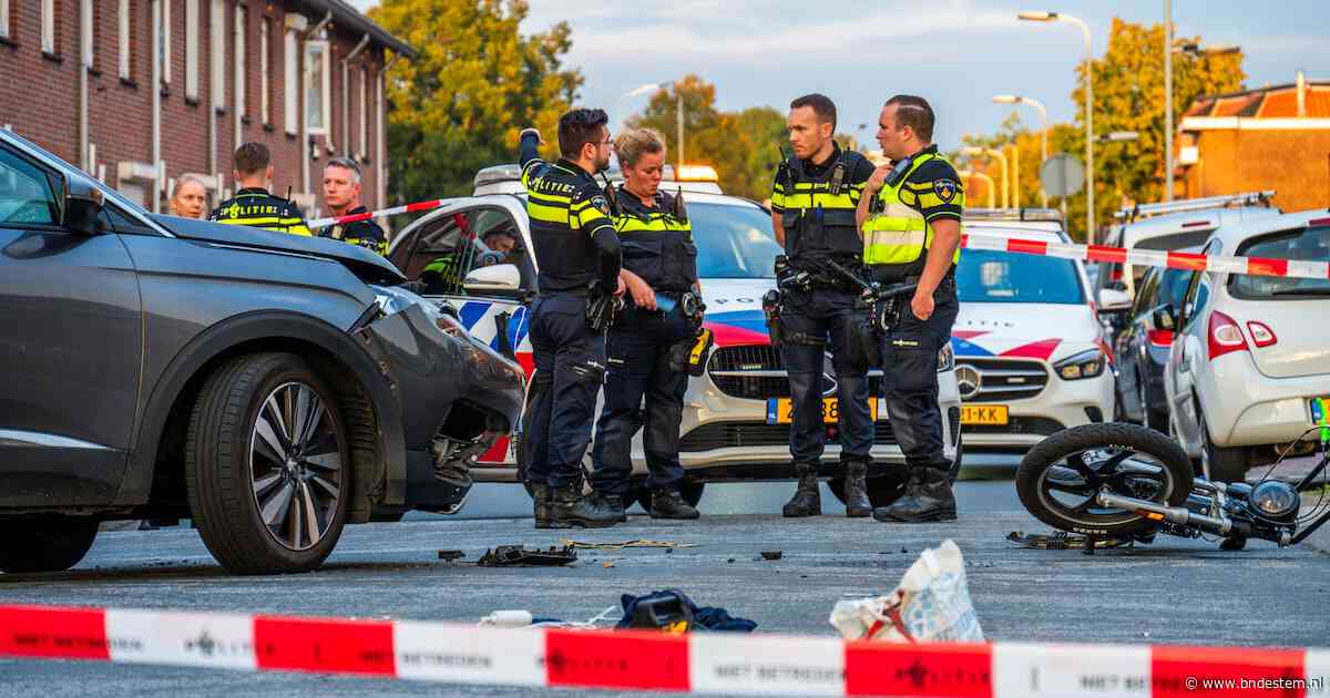 Buurtbewoners grijpen vluchtende snorfietser bij zijn kraag na botsing met auto in Breda