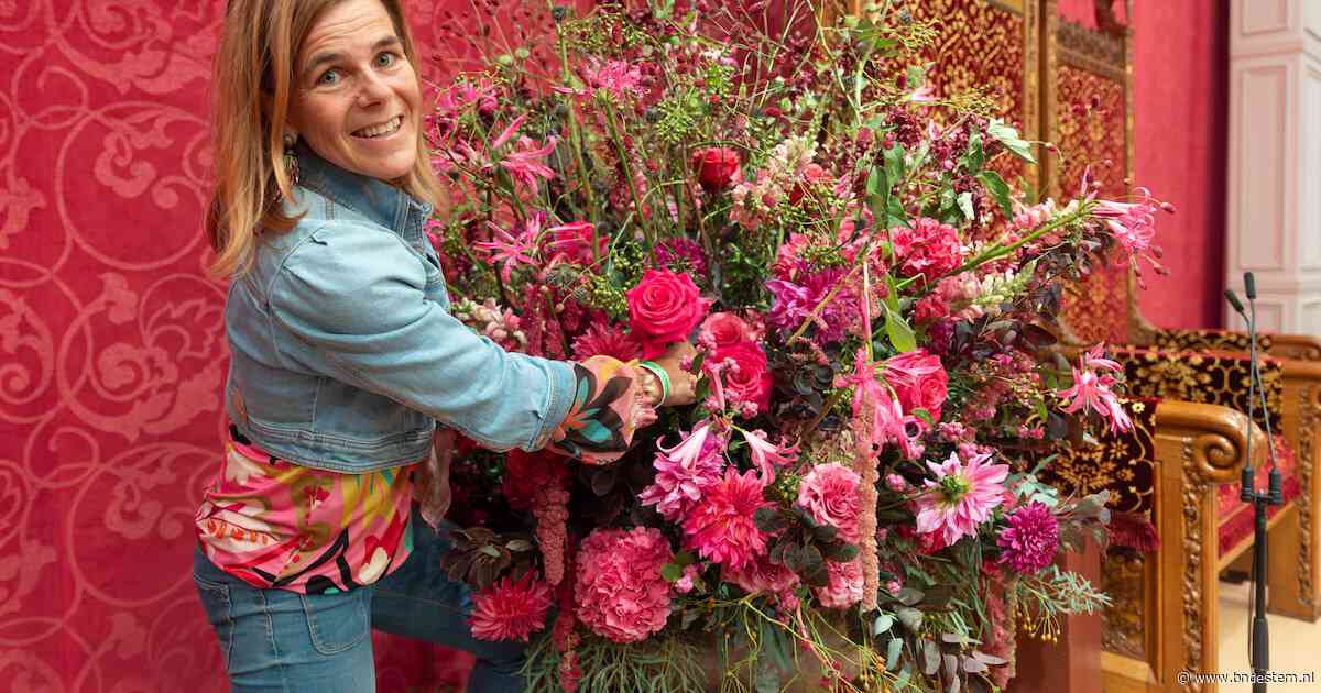 Joachime zet bloemen naast de troon en vreest voor duurder bosje: ‘Iedereen wordt toch blij van bloemen?’
