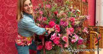 Joachime zet bloemen naast de troon en vreest voor duurder bosje: ‘Iedereen wordt toch blij van bloemen?’