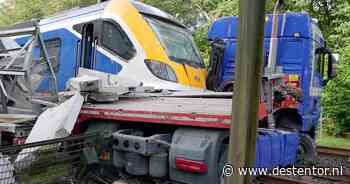 Aad en Michel zitten koffie te drinken als het telefoontje komt: een trein botst op hun vrachtwagen