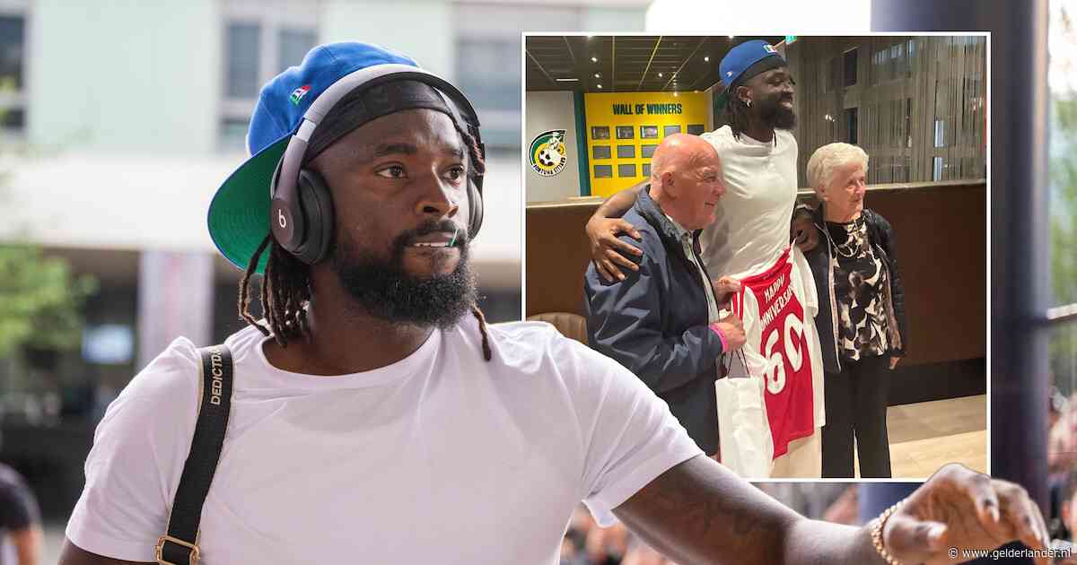 Ajax-spits Tolu schittert op diamanten huwelijk in Sittard: ‘Dit zijn mijn Belgische opa en oma’