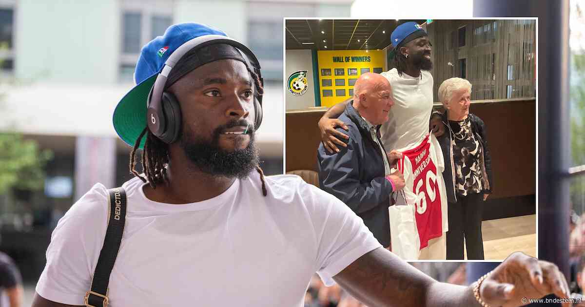 Ajax-spits Tolu schittert op diamanten huwelijk in Sittard: ‘Dit zijn mijn Belgische opa en oma’