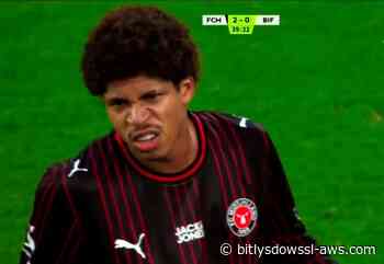 David Martínez sale del campo con molestias físicas en la victoria del Midtjylland