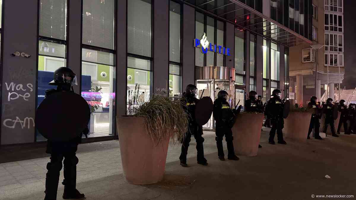 Stille tocht voor bij arrestatie overleden Alfredo in Rotterdam eindigt in ongeregeldheden: agenten bekogeld met zwaar vuurwerk, ME grijpt in