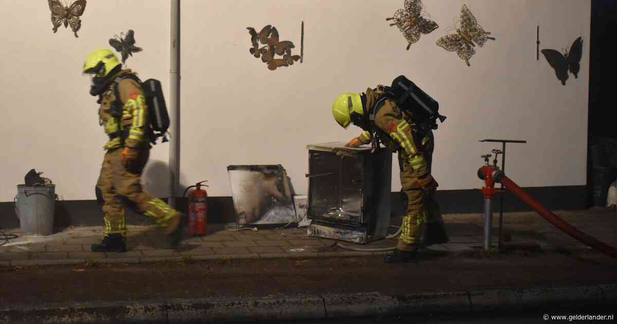 Brand in meer dan 100 jaar oude woning in Doornenburg: ‘twee kinderen en volwassene naar ziekenhuis’