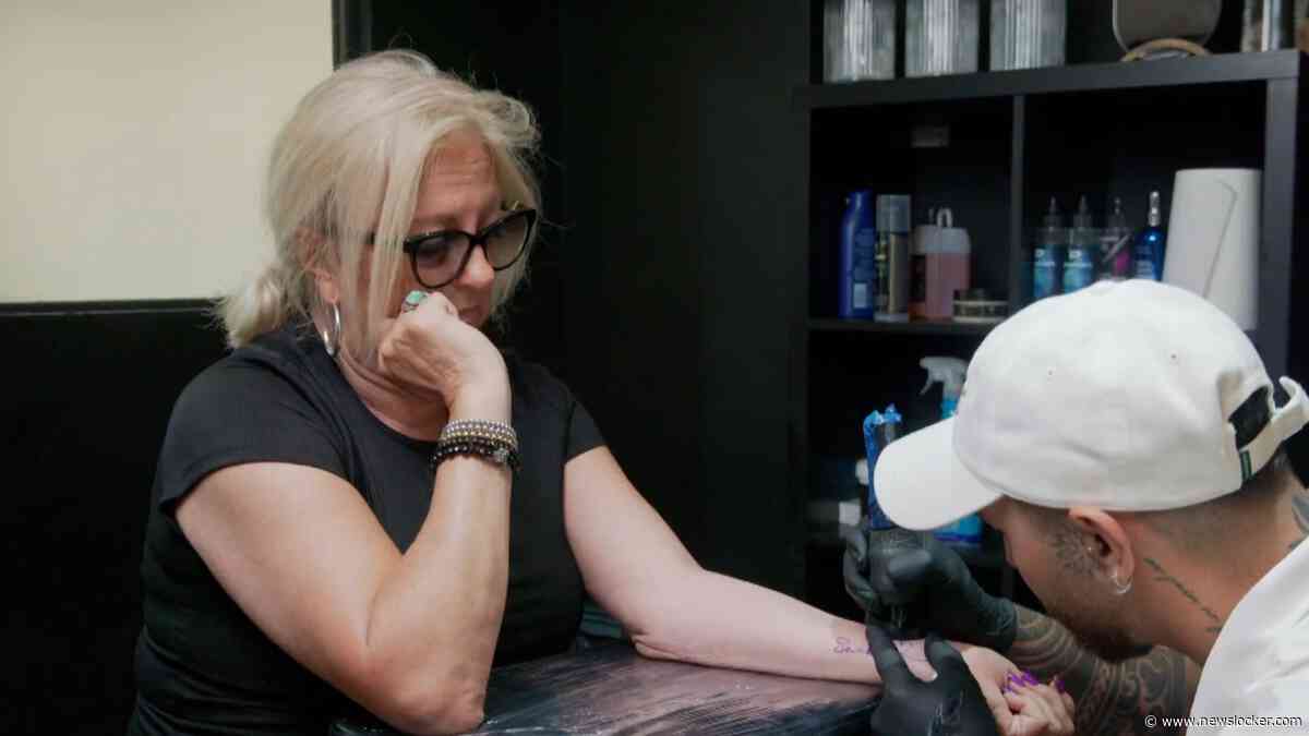 De Hanslers: nieuwe tatoeage voor overleden hondje eindigt in blunder, ’Maar zo schrijf je dat toch niet?’