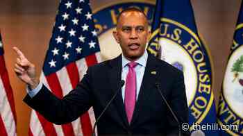 Jeffries calls on Congress to stay in Washington to address AI concerns