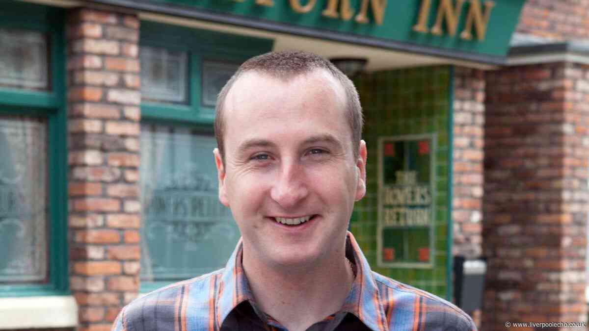 Coronation Street fans 'work out' Kirk's new romance with cobbles icon
