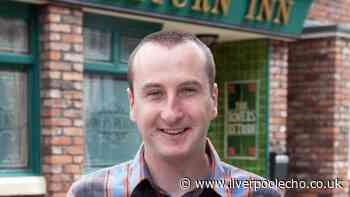 Coronation Street fans 'work out' Kirk's new romance with cobbles icon