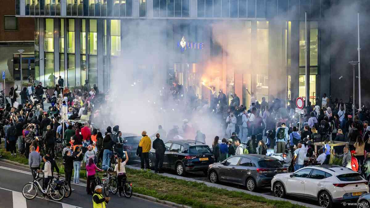 Politiebureau en ME bekogeld na stille tocht voor man die omkwam bij arrestatie