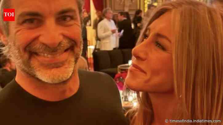 Jennifer Aniston professes her love for Jim Curtis: 'I love this man'