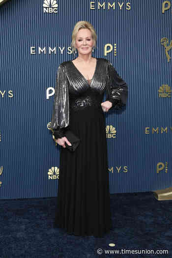Live: Jean Smart, Kate O'Flynn win comedy Emmys