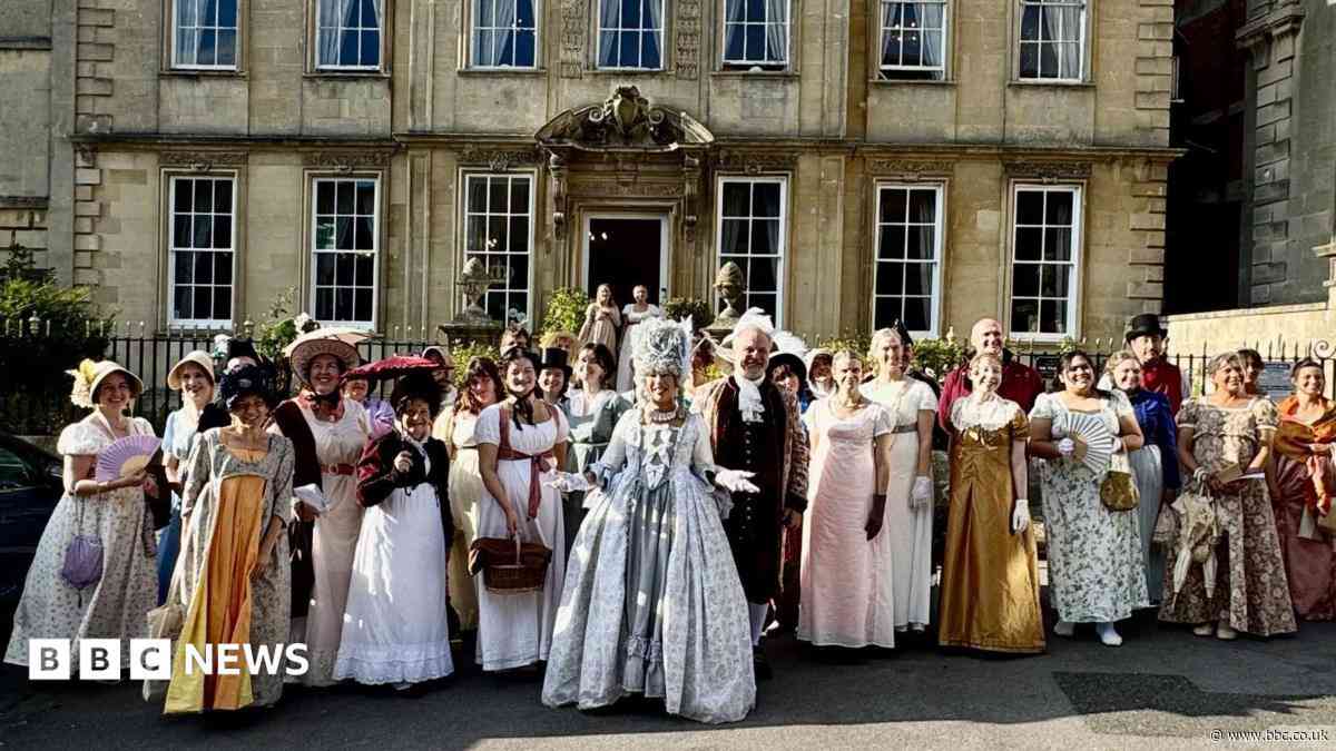Regency parade through town for Austen Festival