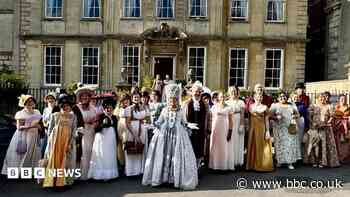Regency parade through town for Austen Festival