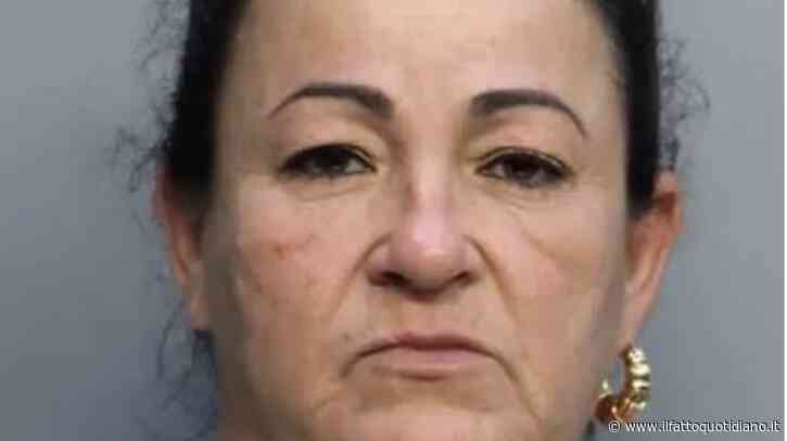 Moglie sospetta il tradimento del marito con la vicina di casa: la vendetta con un secchio di escrementi finisce malissimo. Poi si difende: “Si era rotto il water”