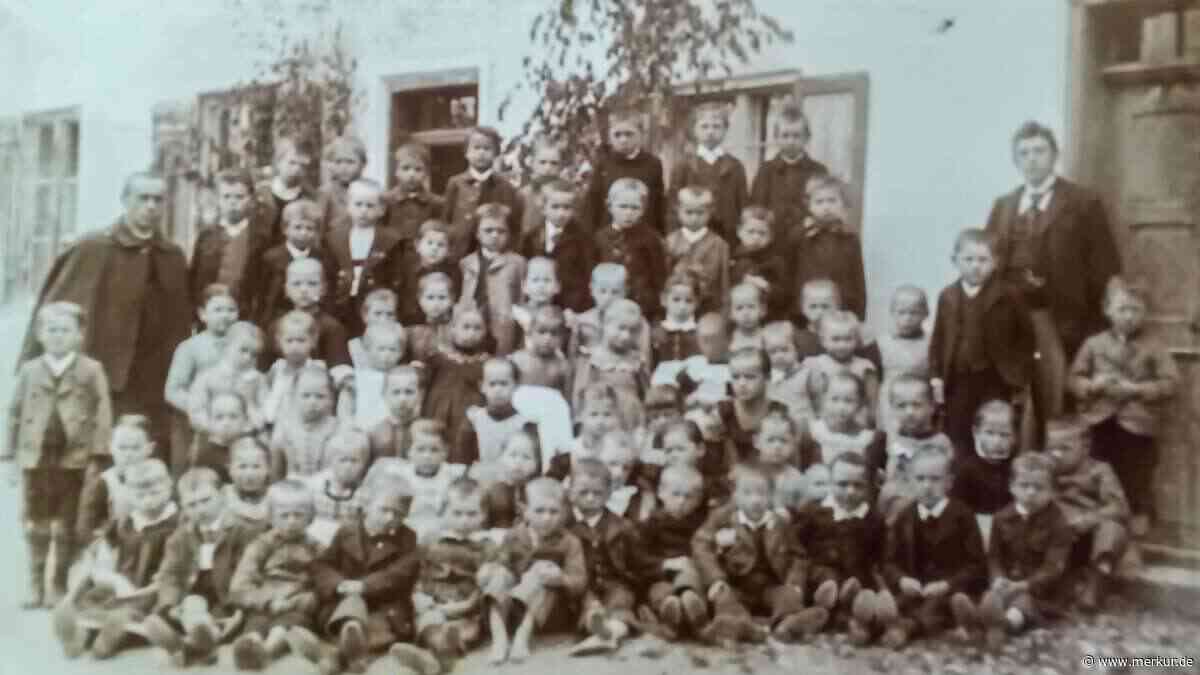 Über 100 Jahre altes Klassenfoto und Zeugnis der Großmutter entdeckt