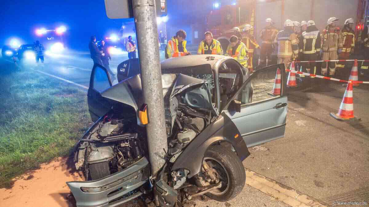 Verfolgungsjagd in Bayern: BMW-Fahrer rast auf Autobahn Polizei davon – und endet mit Beifahrerin (19) in Wrack