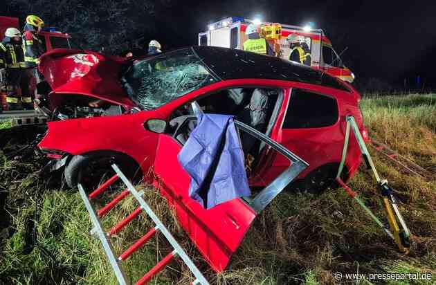 FW VG Westerburg: PKW prallte frontal gegen Baum - Feuerwehr sichert Fahrzeug mit technischem Gerät